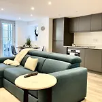 Redland - Two Bedroom With Private Patio *