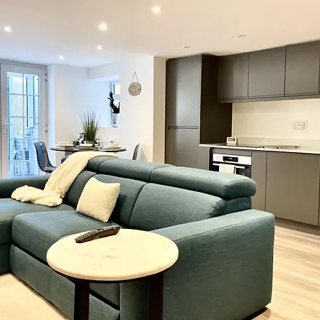 Redland - Two Bedroom With Private Patio *