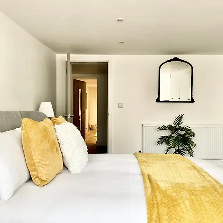 Redland - Two Bedroom With Private Patio *