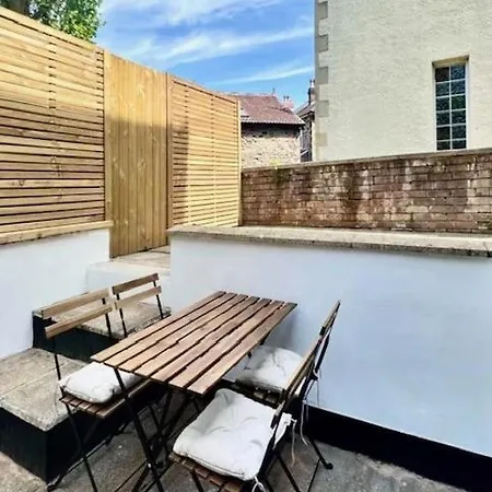 Redland - Two Bedroom With Private Patio *