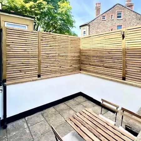 Redland - Two Bedroom With Private Patio *