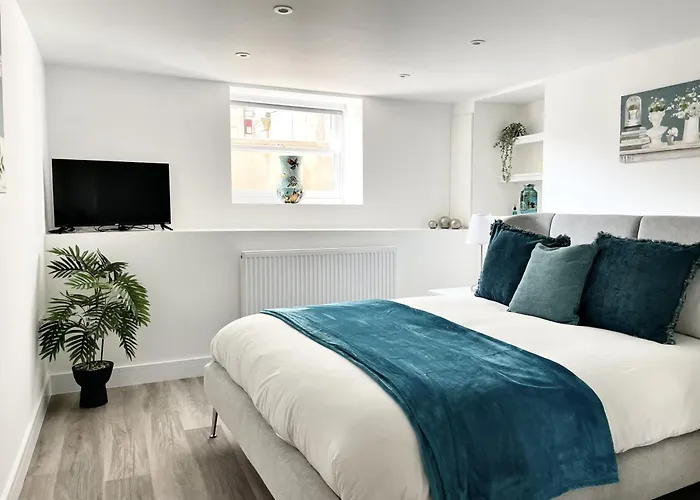 Lägenhet Redland - Two Bedroom With Private Patio *