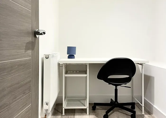 Redland - Two Bedroom With Private Patio *