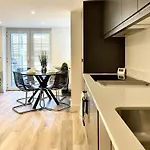Redland - Two Bedroom With Private Patio Lägenhet