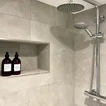 Redland - Two Bedroom With Private Patio Lägenhet