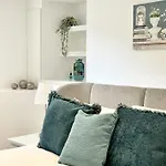Lägenhet Redland - Two Bedroom With Private Patio *