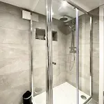 Redland - Two Bedroom With Private Patio Lägenhet