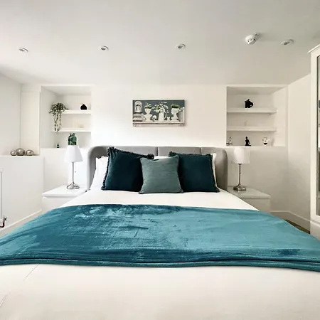 Redland - Two Bedroom With Private Patio Apartment