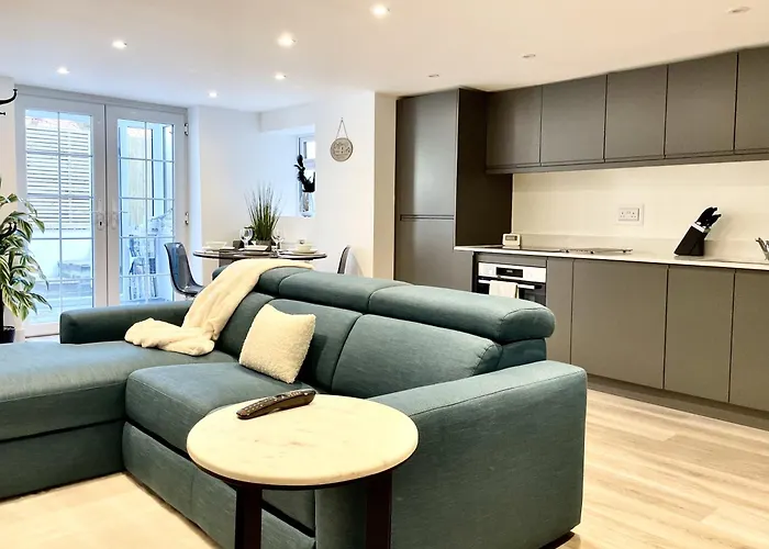 Redland - Two Bedroom With Private Patio *